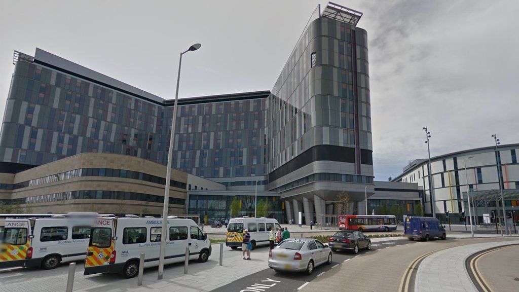 NHS director sorry for delays at Glasgow hospital - BBC News