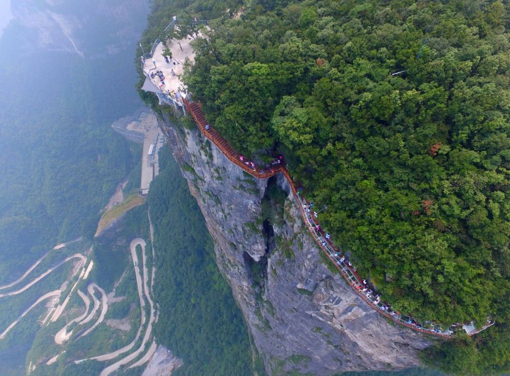 China's glass walkway opens in Tianmen mountain - BBC News