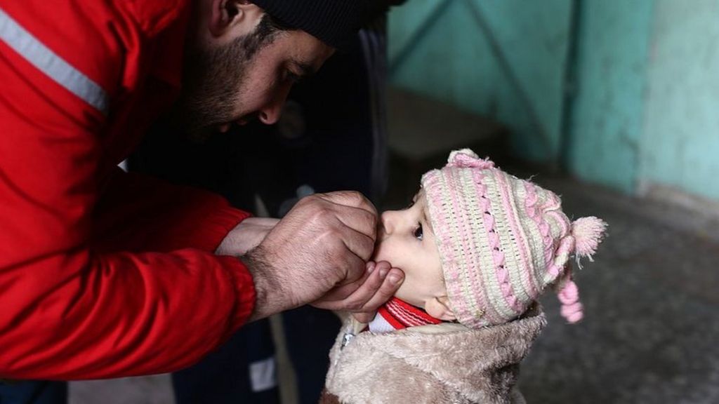 Syria war: Polio paralyses 17 children in Mayadin and Raqqa