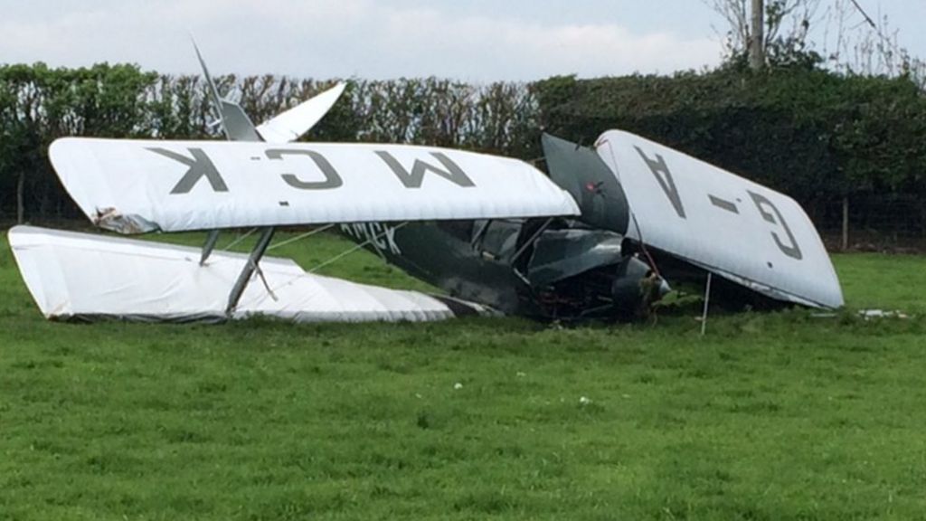 Devon Tiger Moth plane crash pilot injured - BBC News