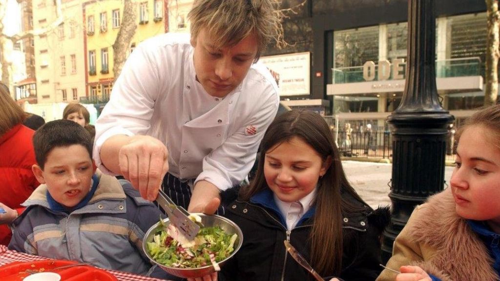 Jamie Oliver: Axing free school meals a disgrace - BBC News
