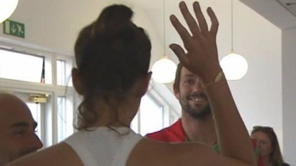 Wimbledon 2017: Muguruza's high five for Welsh hitter James