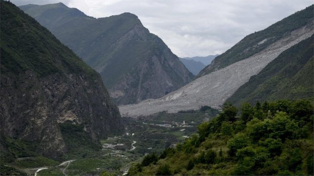 China landslide: More than 100 missing as search continues