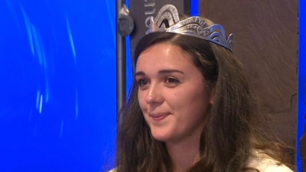 Elen Gwenllian Hughes yn cipio Coron Eisteddfod yr Urdd