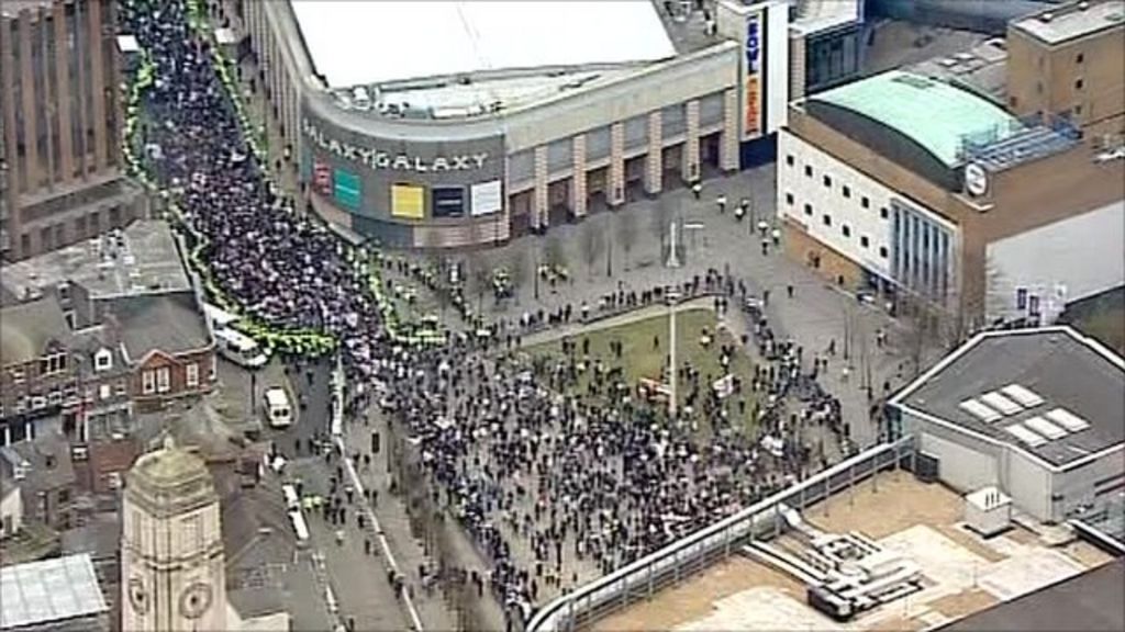 EDL and UAF stage rival protests in Luton - BBC News