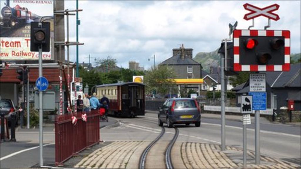 Ffestiniog and Welsh Highland Railway crossing warning - BBC News