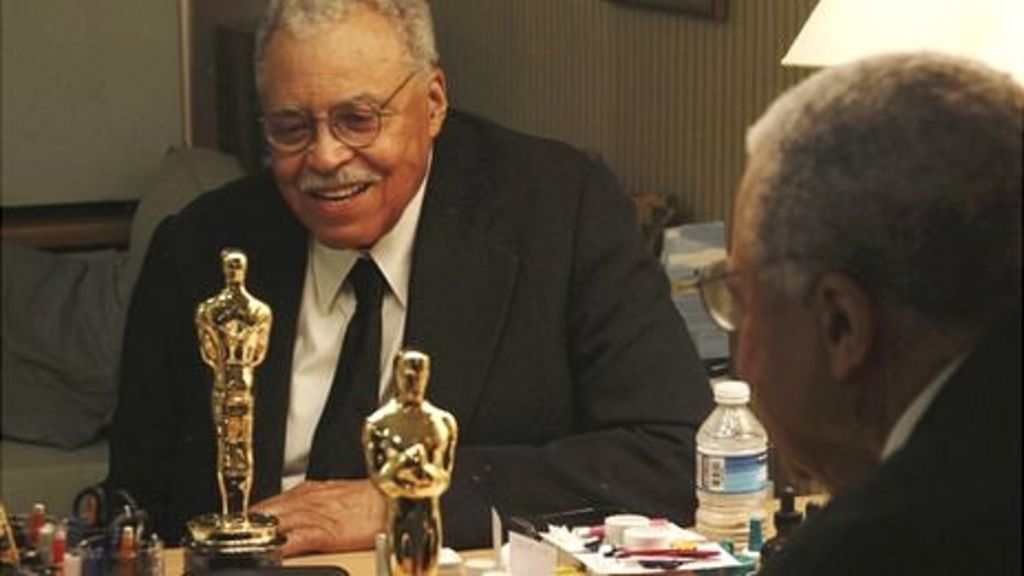 Actor James Earl Jones receives Oscar in London - BBC News