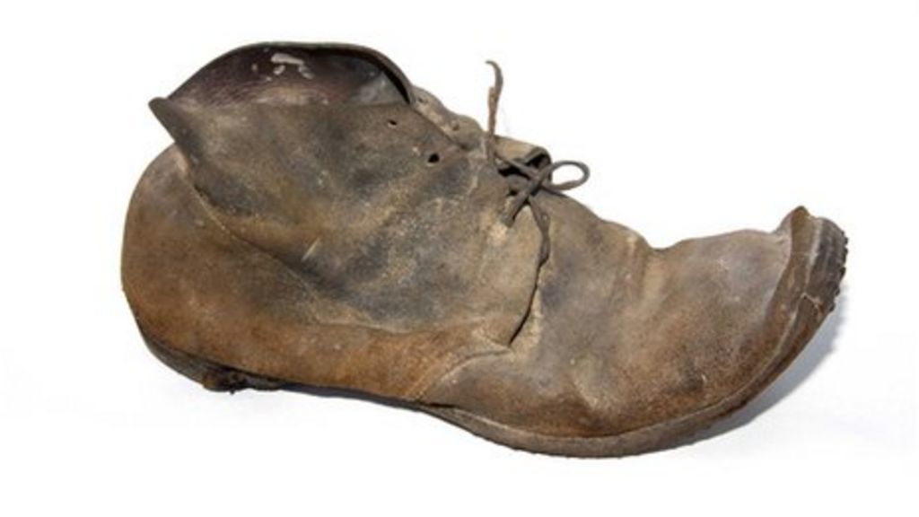 Concealed shoes: Australian settlers and an old superstition - BBC News