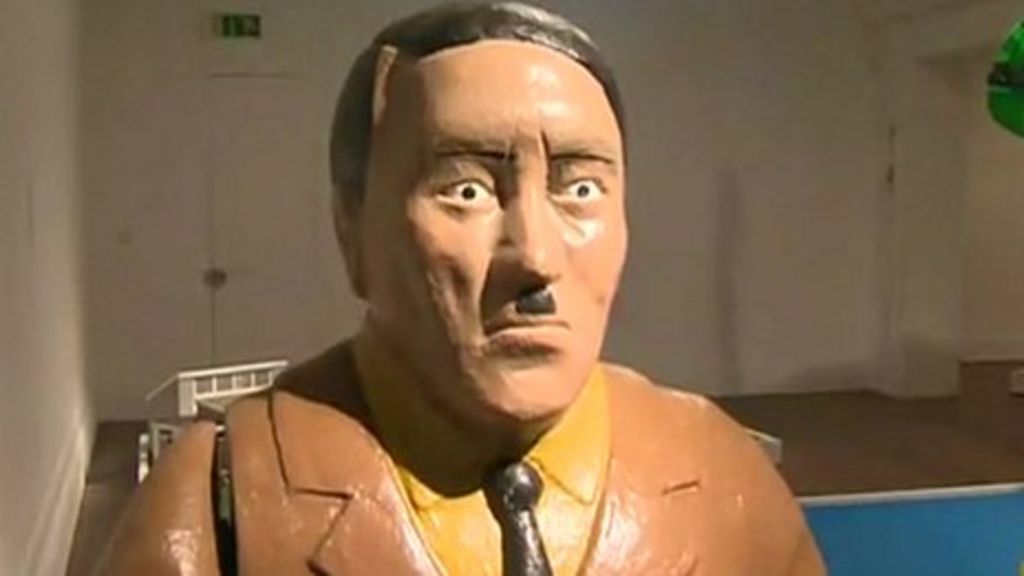 Adolf Hitler golf art in Blackpool 'tasteless' - BBC News