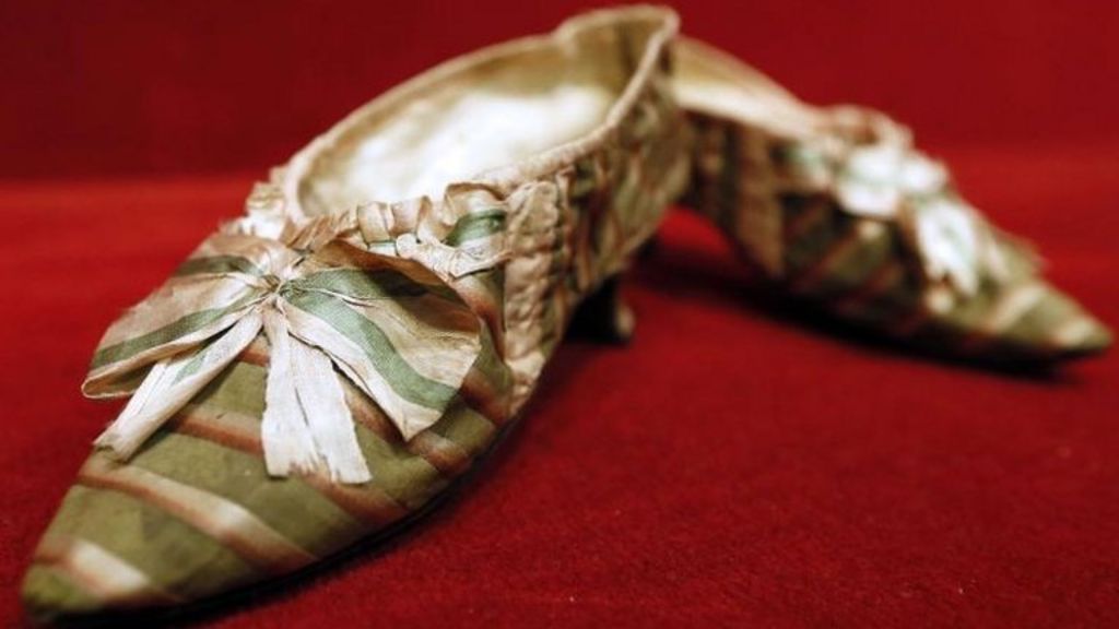 Marie Antoinette's slippers fetch 50,000 euros at auction - BBC News