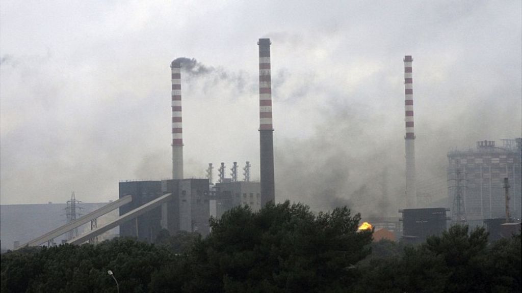 Tornado damages Italy's troubled Taranto steel mill - BBC News