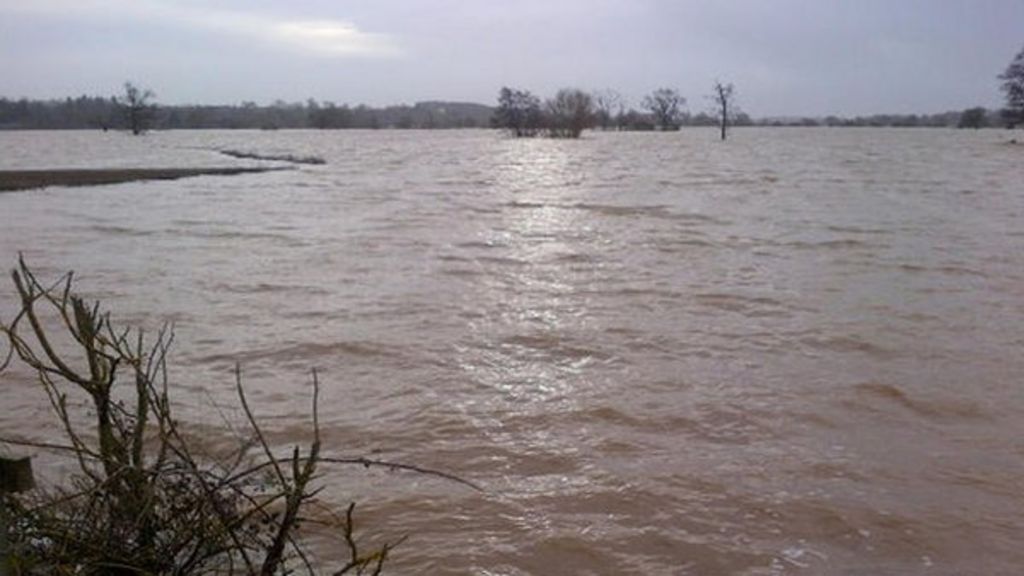 River Severn levels in Worcestershire dropping - BBC News