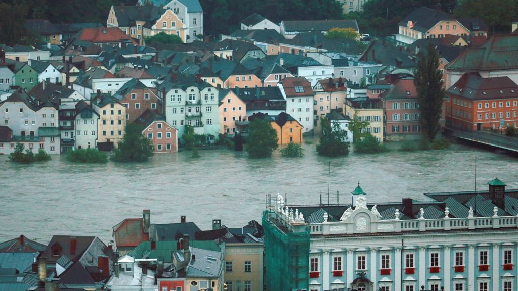 Central Europe On Alert For Flooding BBC News    67940041 67940040 