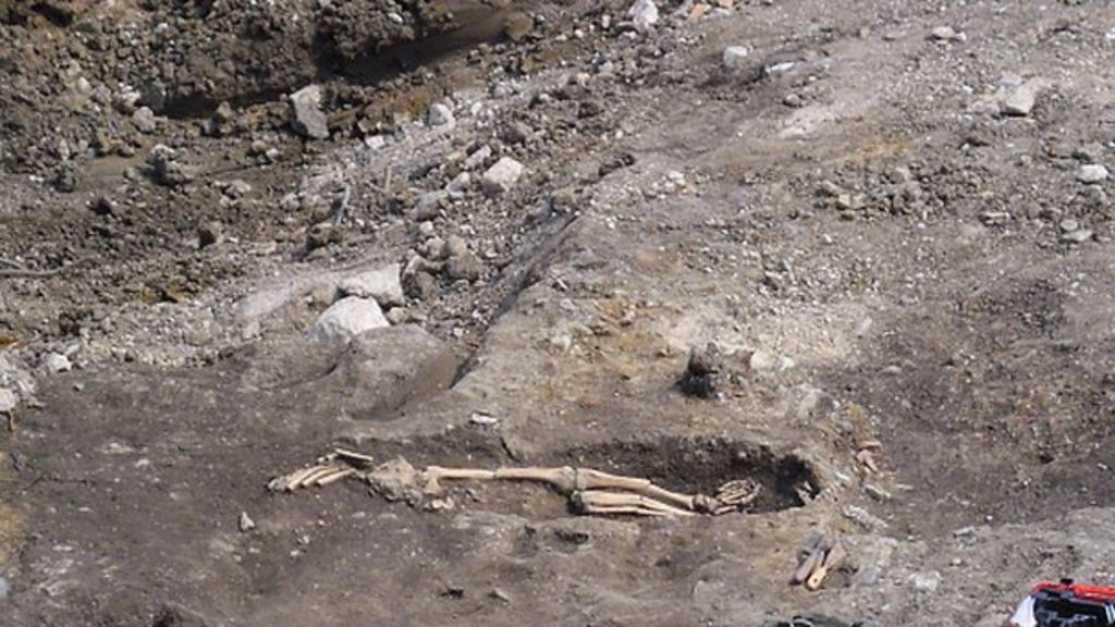 Roman skeletons discovered in Gloucester - BBC News