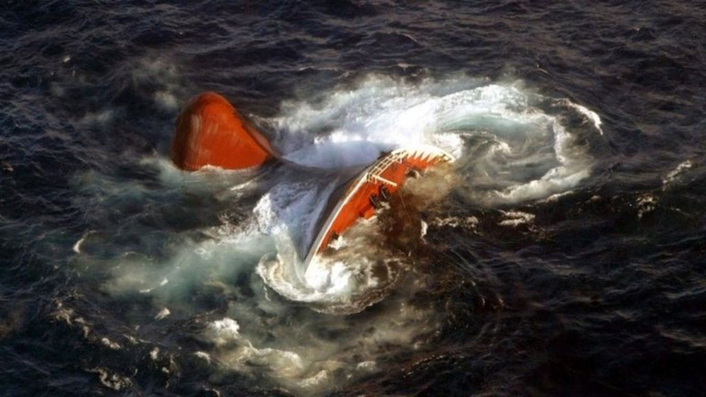 Prestige oil tanker disaster crew acquitted in Spain BBC News