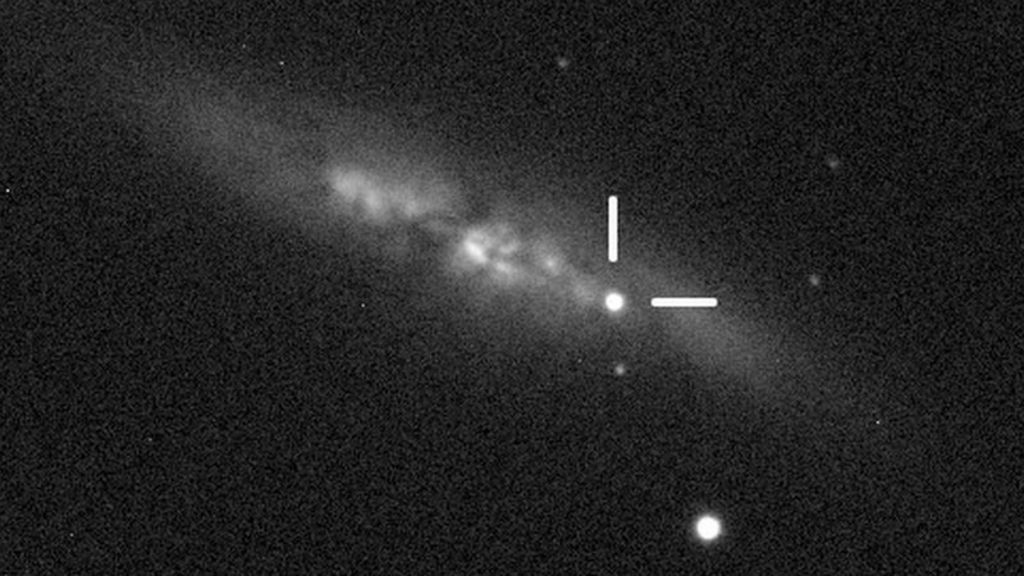 Nearby supernova dazzles astronomers - BBC News