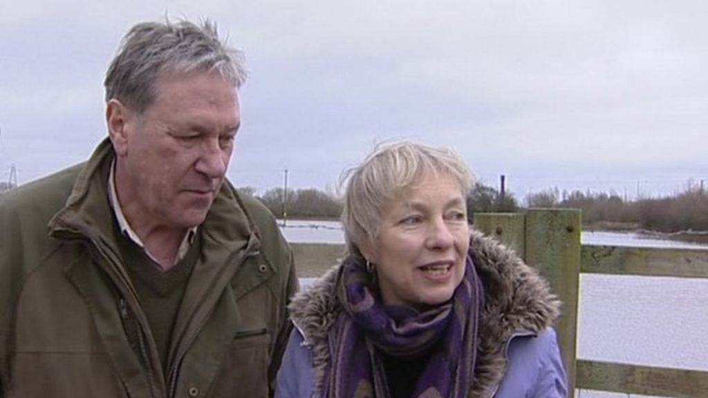 The Archers actors visit flooded Worcestershire farm - BBC News