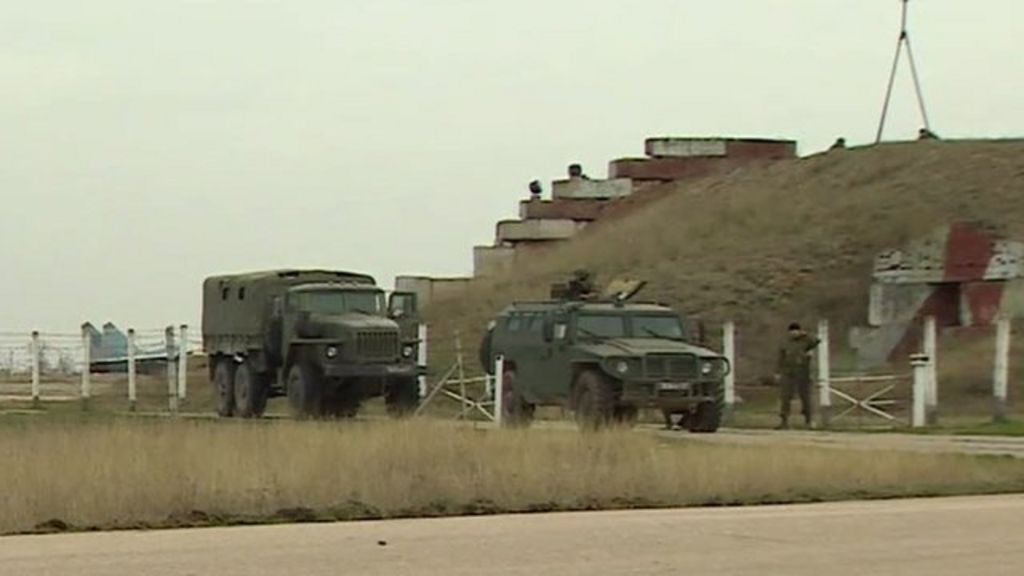 Ukraine: 'Snipers on the bank' at Belbek air base - BBC News