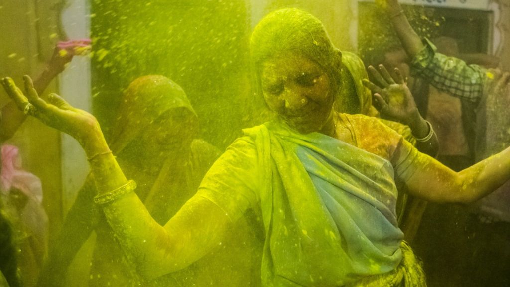 India Widows Break With Tradition And Celebrate Holi Bbc News 