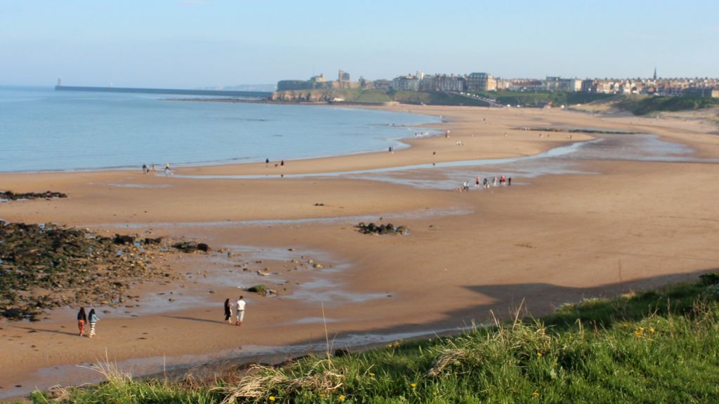 Tynemouth's Longsands: Beach life then and now - BBC News