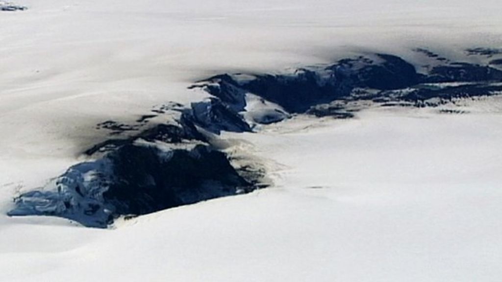 Iceland volcano Eruption under icecap sparks red alert BBC News