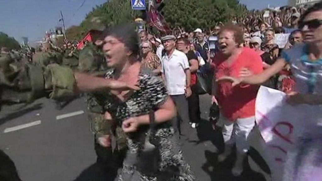 Ukraine Conflict Donetsk Rebels Parade Captured Soldiers Bbc News 