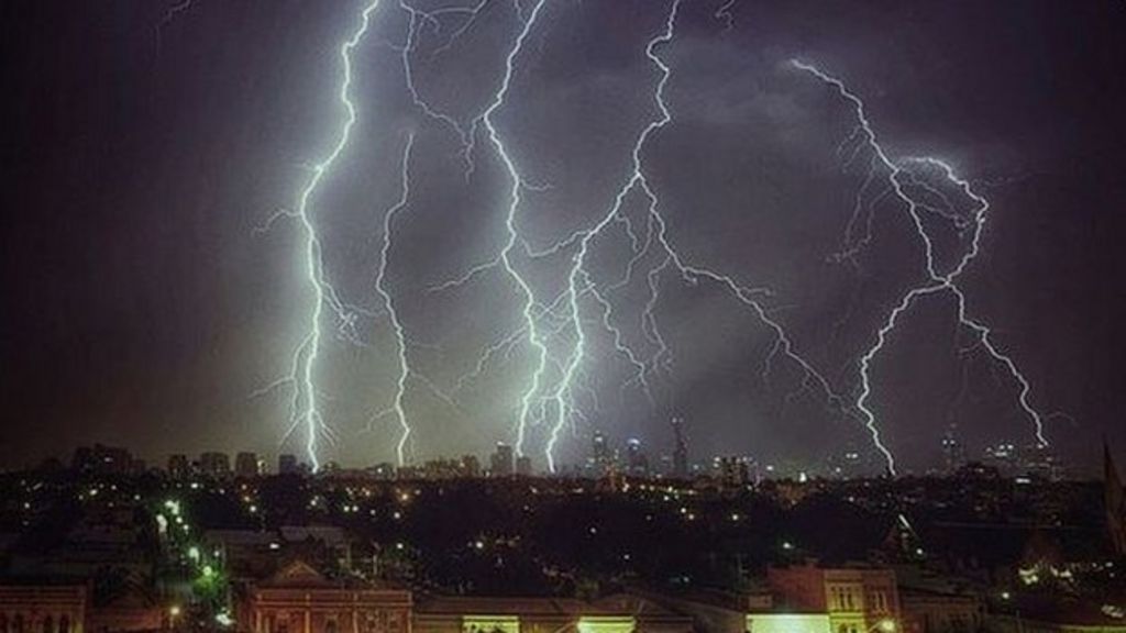 Melbourne and Adelaide battered by southern Australia storms - BBC News