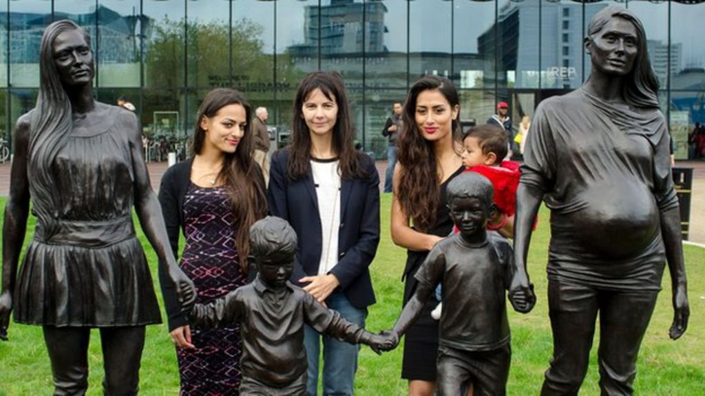 'Real Birmingham family' statue unveiled outside library - BBC News