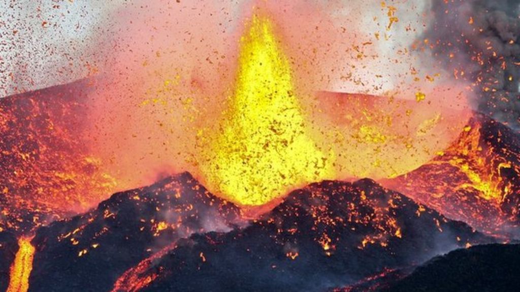 In pictures Pico do Fogo volcano in Cape Verde erupts BBC News