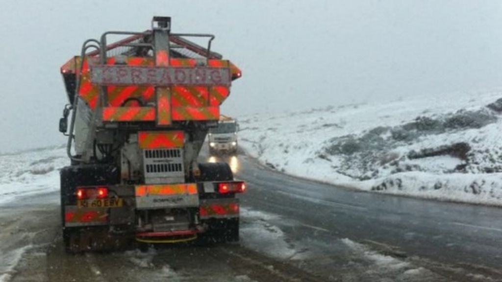 Roads warning as snowfall spreads to Rhondda Cynon Taff BBC News