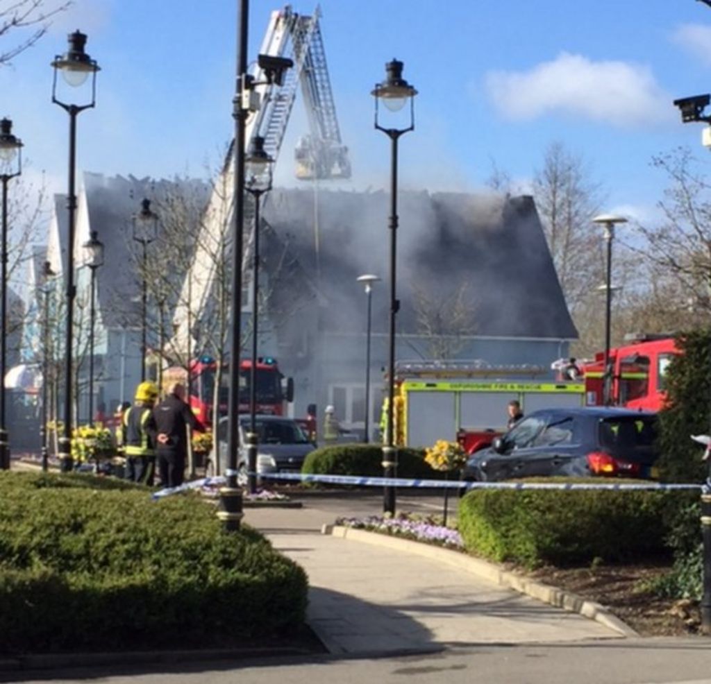 Bicester Village fire at Carluccio's restaurant BBC News