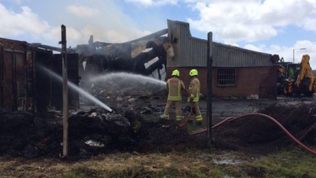 bridgend fire brynmenyn industrial estate blaze put out bridgend fire brynmenyn industrial estate blaze put out