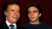 Carlos Menem junior (derecha) era piloto de automóviles, un afición que le heredó a su padre.