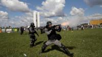 Policiais entram em confronto com manifestantes em Brasília, no dia 24 de maio de 2017