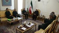 از چپ امیرعلی حاجیزاده فرمانده هوافضای سپاه٬ قاسم سلیمانی فرمانده سپاه قدس٬ محمدعلی جعفری فرمانده کل سپاه٬ حسن روحانی و غلامحسین غیبپرور فرمانده بسیج