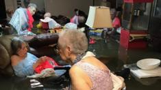 Ancianas en una residencia inundada