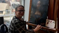 Dianne Modestini, restaurando la obra atribuida a Leonardo da Vinci que batió récords en una subasta.