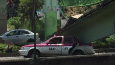 Taxi aplastado por un puente en México tras el terremoto