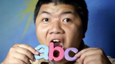 Un hombre intentando comerse las letras a, b y c.