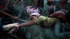 Fotógrafos ayudan a una mujer musulmán rohingya a salir del río Naf,