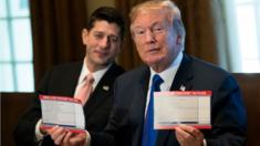 Trump con dos tarjetas de impuestos