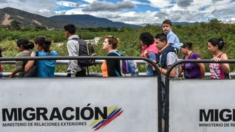 Fila en el puente Simón Bolívar, que une las fronteras de Colombia y Venezuela.