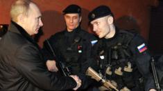 Vladimir Putin con fuerzas especiales del FSB en Chechenia, en diciembre de 2011.