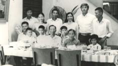 Dick Swanson y Germaine con la familia de ésta en Saigón, Vietnam.