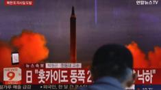 Un hombre mira en una pantalla imágenes del lanzamiento del misil norcoreano.