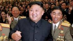 Kim Jong-un acompañado de sus jefes militares