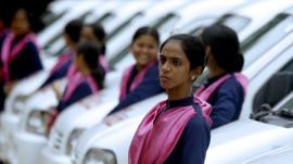Les chauffeurs de taxi des femmes de l'Inde