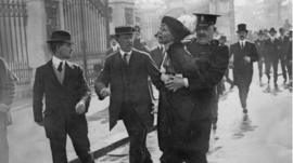 Emmeline Pankhurst, arrestada durante una marcha en Londres en 1914