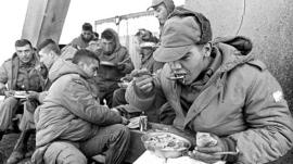 Soldados argentinos comiendo
