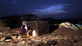 الأسبوع في صور: امرأة مصرية تخبز الكعك..وعصابة "إم إس 13"